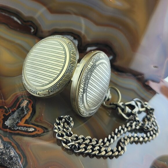 Vintage MAJESTI Company Half Dollar Pocket Watch Pinstripe Embossed Case - Picture 3 of 3